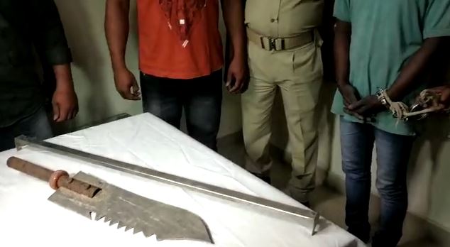  ଭୁଜାଲି ଓ ଲୁହା ପାଇପରେ ହାଡ଼ିଆ ଉପରେ ହୋଇଥିଲା ଆକ୍ରମଣ । ଶାନ୍ତନୁ ଓ ତା’ ଭାଇ ଦୀପକ ମିଶି ହାଡ଼ିଆର ହାତ କାଟି ଦେଇଥିଲେ । ପୂର୍ବ ଶତ୍ରୁତା କାରଣରୁ ଏହି ହତ୍ୟାକାଣ୍ଡ ହୋଇଥିଲା ।