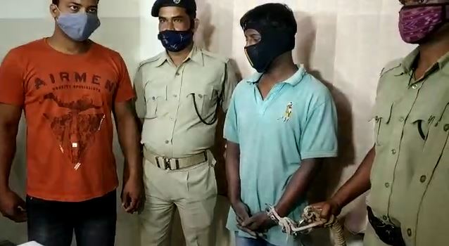  ମଦ ବ୍ୟବସାୟ କରୁଥିବା ହାଡ଼ିଆ ଆପରାଧିକ ମାମଲାରେ ମଧ୍ୟ ସମ୍ପୃକ୍ତ ଥିଲା । ସତୀଚଉରା ଛକ ନିକଟସ୍ଥ ଇପସାରଗଡ଼ାରେ ହୋଇଥିଲା ତା’ ଉପରେ ହୋଇଥିଲା ସଙ୍ଘବଦ୍ଧ ଆକ୍ରମଣ ।