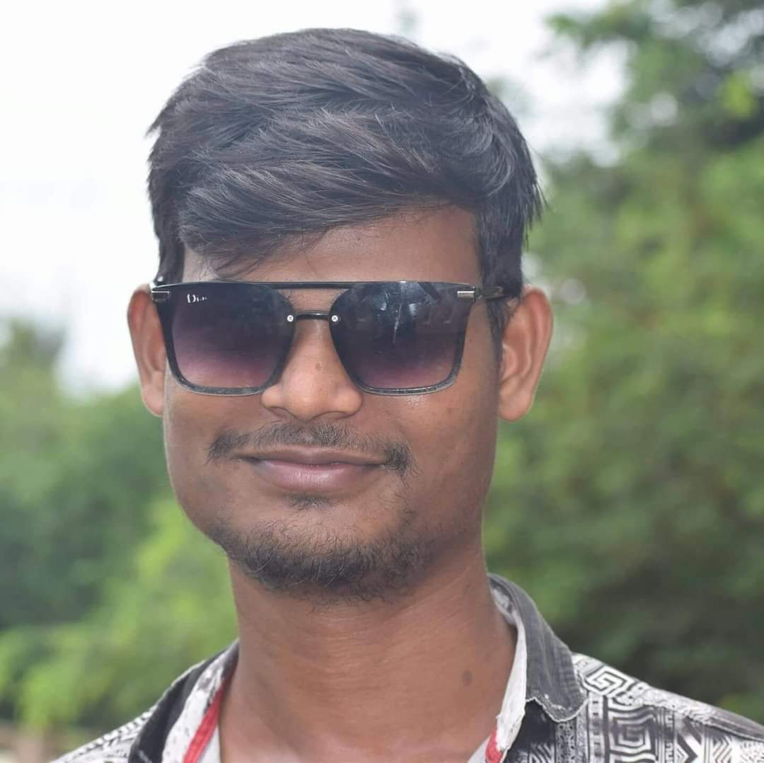  ପ୍ରଥମ ବଡ଼ ପ୍ରଶ୍ନ ହେଉଛି ଭୀଷଣ ପେଟ ଖରାପ ଥିବା ଯୋଗୁଁ ଅସୁସ୍ଥ ଥିବା ଝରାଫୁଲଙ୍କ ମୃତ୍ୟୁ ସେହି କାରଣରୁ, ଅର୍ଥାତ ଫୁଡ୍‌ ପଏଜନିଂ ଯୋଗୁଁ, ହୋଇଥିଲା ନା ତାଙ୍କୁ ହତ୍ୟା କରାଯାଇଥିଲା? (ଫଟୋରେ ଅଭିଯୁକ୍ତ ରାକେଶ ସ୍ୱାଇଁ)