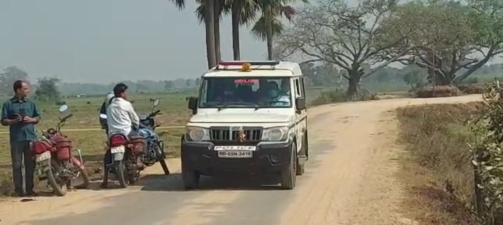 ମୃତ ଦେହ ଫିଙ୍ଗାଯାଇଥିବା ସ୍ଥାନରେ ପୋଲିସ ରାକେଶକୁ ନେଇ ପହଞ୍ଚିବା ପରେ ରାକେଶ ପୋଲିସ ଗାଡ଼ିରୁ ଓହ୍ଲାଇ ନ ଥିଲା, କିନ୍ତୁ କେଉଁଠି ମୃତ ଦେହ ସେ ଫିଙ୍ଗିଥିଲା ତାହା ଦେଖାଇଥିଲା । ସେଠାରେ ବହୁ ଖୋଜାଖୋଜି ପରେ ବି ମିଳି ନ ଥିଲା ଝରାଫୁଲଙ୍କ ମୋବାଇଲ୍ ଫୋନ୍ । ମୃତ ଦେହ ଫିଙ୍ଗାଯାଇଥିବା ସ୍ଥାନରେ ପୋଲିସ ରାକେଶକୁ ନେଇ ପହଞ୍ଚିବା ପରେ ରାକେଶ ପୋଲିସ ଗାଡ଼ିରୁ ଓହ୍ଲାଇ ନ ଥିଲା, କିନ୍ତୁ କେଉଁଠି ମୃତ ଦେହ ସେ ଫିଙ୍ଗିଥିଲା ତାହା ଦେଖାଇଥିଲା । ସେଠାରେ ବହୁ ଖୋଜାଖୋଜି ପରେ ବି ମିଳି ନ ଥିଲା ଝରାଫୁଲଙ୍କ ମୋବାଇଲ୍ ଫୋନ୍ ।