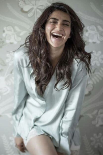  ବ୍ୟକ୍ତିଗତ ଜୀବନ ବିଷୟରେ କଥାବାର୍ତ୍ତା କରିବାକୁ ଗଲେ କରିସ୍ମା ତନ୍ନା ପର୍ଲ ଭି ପୁରୀ ସହିତ ନିଜର ସମ୍ପର୍କ ପାଇଁ ଖବରରେ ଥିଲେ । ଉଭୟ ନାଗିନ୍ ରେ ଏକାଠି କାମ କରି ସାରିଛନ୍ତି । (ଫଟୋ କ୍ରେଡିଟ୍- @ karishmaktanna / Instagram)<br />