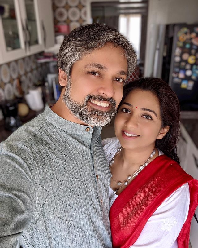 ଇନଷ୍ଟାଗ୍ରାମରେ ନିଜର ବେବି ବମ୍ପ୍ ଥିବା ଫଟୋ ଶେୟାର କରି ଶ୍ରେୟା ଘୋଷାଲ ଲେଖିଛନ୍ତି, ‘‘ଶିଶୁ ଶ୍ରେୟାଦିତ୍ୟ ନିଜ ରାସ୍ତାରେ ଅଛି! ଶିଳାଦିତ୍ୟ ମୁଖୋପାଧ୍ୟାୟ ଓ ମୁଁ ଏହି ଖବର ଆପଣମାନଙ୍କ ସହ ଶେୟାର୍ କରି ଅତି ଆନନ୍ଦିତ । ଇନଷ୍ଟାଗ୍ରାମରେ ନିଜର ବେବି ବମ୍ପ୍ ଥିବା ଫଟୋ ଶେୟାର କରି ଶ୍ରେୟା ଘୋଷାଲ ଲେଖିଛନ୍ତି, ‘‘ଶିଶୁ ଶ୍ରେୟାଦିତ୍ୟ ନିଜ ରାସ୍ତାରେ ଅଛି! ଶିଳାଦିତ୍ୟ ମୁଖୋପାଧ୍ୟାୟ ଓ ମୁଁ ଏହି ଖବର ଆପଣମାନଙ୍କ ସହ ଶେୟାର୍ କରି ଅତି ଆନନ୍ଦିତ ।