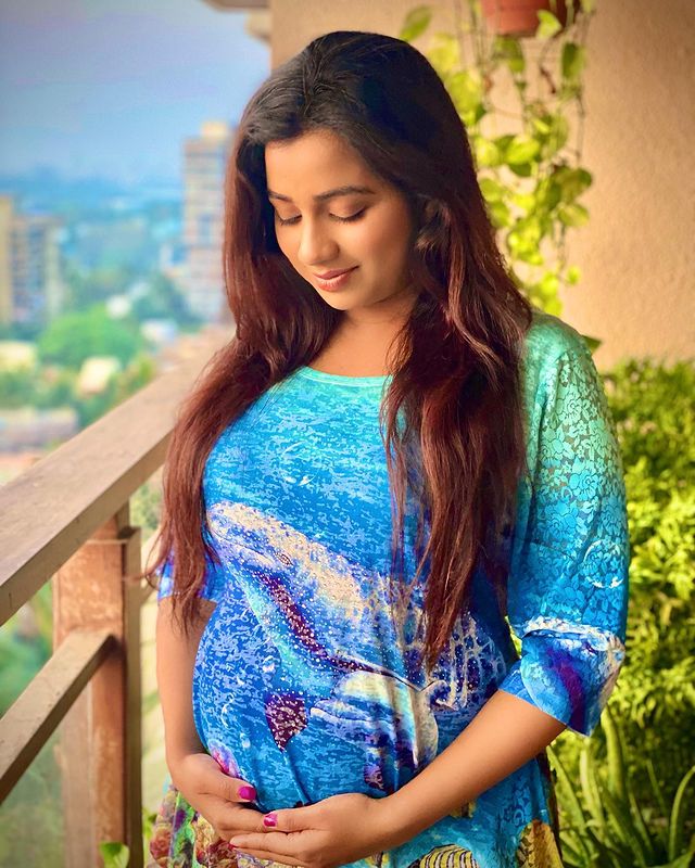 ‘‘ଆପଣମାନଙ୍କ ପ୍ରେମ ଓ ଆଶୀର୍ବାଦ ଆବଶ୍ୟକ କାରଣ ଆମେ ଆମ ଜୀବନର ଏହି ନୂଆ ଅଧ୍ୟାୟ ପାଇଁ ନିଜକୁ ପ୍ରସ୍ତୁତ କରୁଛୁଁ,’’ ଲେଖି୍ଛନ୍ତି ଶ୍ରେୟା । ‘‘ଆପଣମାନଙ୍କ ପ୍ରେମ ଓ ଆଶୀର୍ବାଦ ଆବଶ୍ୟକ କାରଣ ଆମେ ଆମ ଜୀବନର ଏହି ନୂଆ ଅଧ୍ୟାୟ ପାଇଁ ନିଜକୁ ପ୍ରସ୍ତୁତ କରୁଛୁଁ,’’ ଲେଖି୍ଛନ୍ତି ଶ୍ରେୟା ।