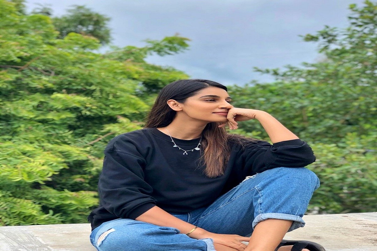  ସଞ୍ଜନା ପୁଣେର ପ୍ରସିଦ୍ଧ ବିଶ୍ୱବିଦ୍ୟାଳୟରୁ ଇଞ୍ଜିନିୟରିଂ ଡିଗ୍ରୀ ହାସଲ କରିଛନ୍ତି । 