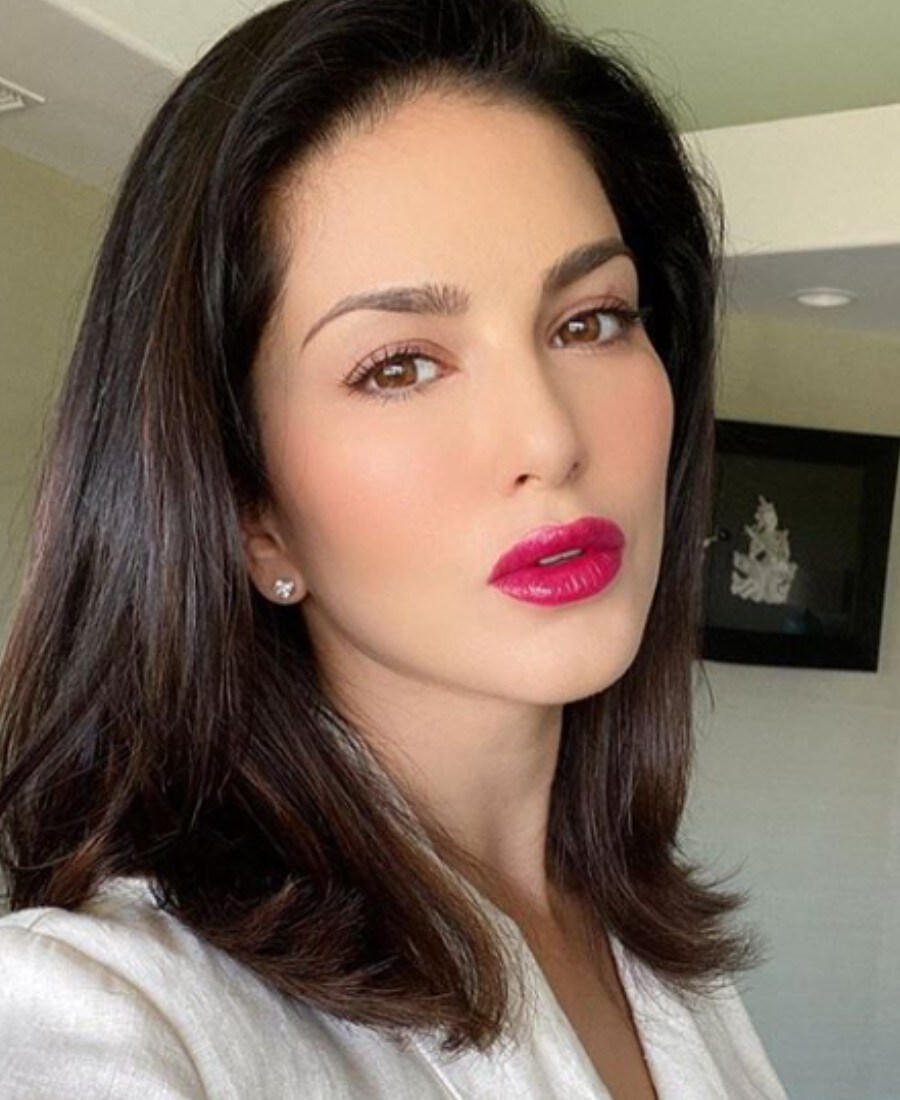  ଅଭିନେତ୍ରୀ ସନ୍ନି ଲିଓନି ସବୁ ବେଳେ ନିଜର ଆକର୍ଷଣୀୟ ଓ ହଟ୍‌ ଫଟୋ ଯେଗୁଁ ଚର୍ଚ୍ଚାରେ ରହିଥାନ୍ତି ।