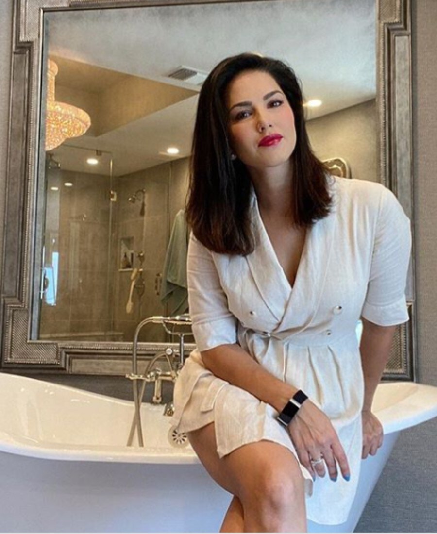  ସନ୍ନି ଲିଓନି ସୋସିଆଲ ମିଡ଼ିଆରେ ଅତ୍ୟନ୍ତ ଗ୍ଲାମରସ୍ ଫଟୋ ଶେୟାର୍‌ କରନ୍ତି ।