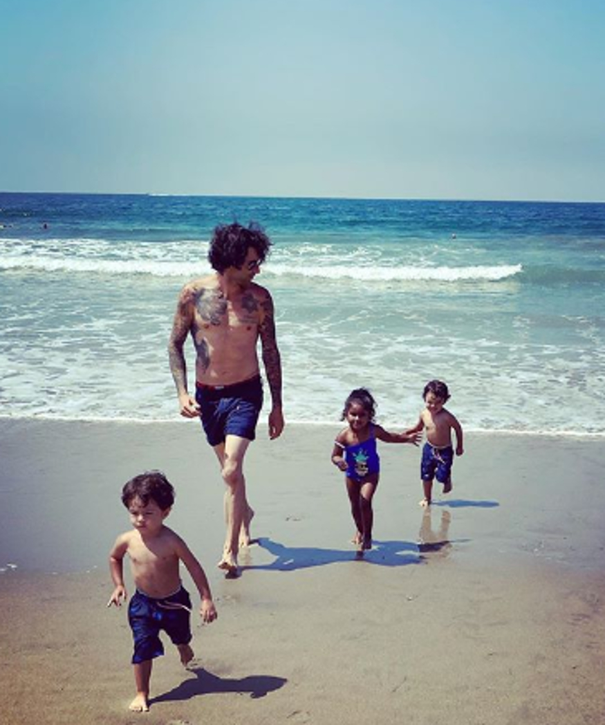  ସନ୍ନି ଲିଓନିଙ୍ସ ସ୍ୱାମୀ ଓ ତାଙ୍କ ତିନି ପିଲା