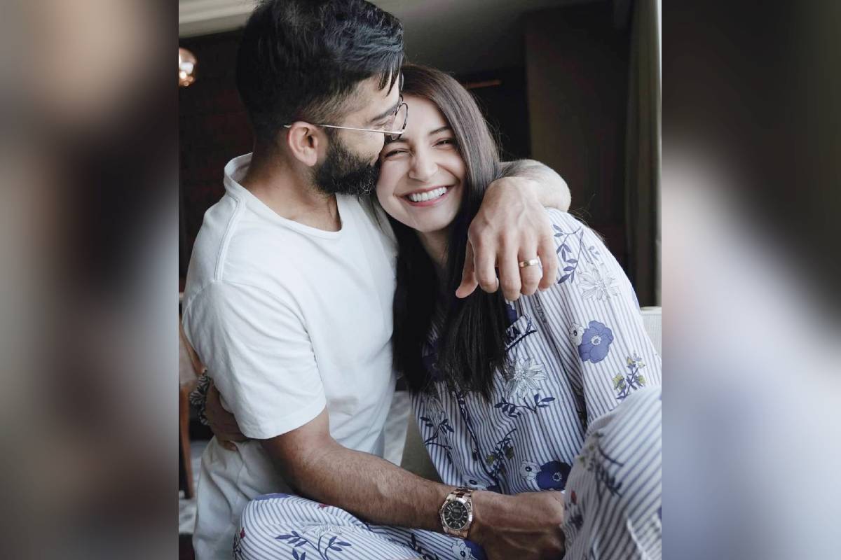 ବଲିଉଡ ଅଭିନେତ୍ରୀ ଅନୁଷ୍କା ଶର୍ମା (Anushka Sharma) ଓ ଟିମ୍ ଇଣ୍ଡିଆ ଅଧିନାୟକ ବିରାଟ କୋହଲିଙ୍କ (Virat Kohli) ଝିଅ ବାମିକାଙ୍କୁ (Vamika) ଦୁଇ ମାସ ବୟସ ହୋଇଛି । ଅନୁଷ୍କା ଗୋଟିଏ କେକରେ ଦୁଇଟି ମହମବତୀ ଥିବା ଫଟୋ ଶେୟାର୍ କରିଥିବା ବେଳେ ଏହାର ମାତ୍ର ଘଣ୍ଟାକ ପୂର୍ବରୁ ବିରାଟ ଅନୁଷ୍କାଙ୍କ ସହ ନିଜର ଏକ ଫଟୋ ଶେୟାର୍ କରିଥିଲେ । ଫଟୋଗୁଡ଼ିକ ସୋସିଆଲ ମିଡିଆରେ ଭାଇରାଲ ହୋଇଛି । (ଫଟୋ ସୌଜନ୍ୟ: ଇନଷ୍ଟାଗ୍ରାମ @ virat.kohli) ବଲିଉଡ ଅଭିନେତ୍ରୀ ଅନୁଷ୍କା ଶର୍ମା (Anushka Sharma) ଓ ଟିମ୍ ଇଣ୍ଡିଆ ଅଧିନାୟକ ବିରାଟ କୋହଲିଙ୍କ (Virat Kohli) ଝିଅ ବାମିକାଙ୍କୁ (Vamika) ଦୁଇ ମାସ ବୟସ ହୋଇଛି । ଅନୁଷ୍କା ଗୋଟିଏ କେକରେ ଦୁଇଟି ମହମବତୀ ଥିବା ଫଟୋ ଶେୟାର୍ କରିଥିବା ବେଳେ ଏହାର ମାତ୍ର ଘଣ୍ଟାକ ପୂର୍ବରୁ ବିରାଟ ଅନୁଷ୍କାଙ୍କ ସହ ନିଜର ଏକ ଫଟୋ ଶେୟାର୍ କରିଥିଲେ । ଫଟୋଗୁଡ଼ିକ ସୋସିଆଲ ମିଡିଆରେ ଭାଇରାଲ ହୋଇଛି । (ଫଟୋ ସୌଜନ୍ୟ: ଇନଷ୍ଟାଗ୍ରାମ @ virat.kohli)