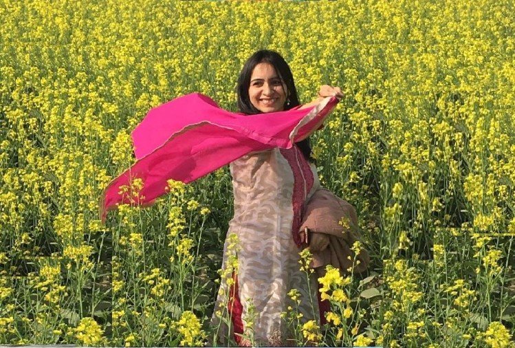 ଅନୁକୃତିଙ୍କ IAS ହେବାର କାହାଣୀ ଅତି କୌତୁହଳପୂର୍ଣ୍ଣ । ସେ ଏକ ସାଧାରଣ ପରିବାରର ଝିଅ । ଅନ୍ୟ ଝିଅମାନେ ବିବାହ ପରେ ନିଜ ଘର, ପରିବାର ଓ ସମ୍ପର୍କୀୟମାନଙ୍କ ଯତ୍ନ ନେବାରେ ବ୍ୟସ୍ତ ରହନ୍ତି । ଅନେକ ଝିଅ ତ ନିଜ କରିୟର ପାଇଁ ବିବାହ କରନ୍ତି ନାହିଁ ବା ବିବାହ ସମୟକୁ ଘୁଞ୍ଚାଇ ଚାଲିଥାନ୍ତି । ହେଲେ ଅନୁକୃତିଙ୍କ IAS ହେବାର ଯାତ୍ରା ତାଙ୍କ ବିବାହ ପରେ ହିଁ ଆରମ୍ଭ ହୋଇଥିଲା । ସେ ବିବାହ ପରେ ହିଁ ଆଇଏଏସ୍ ହେବାକୁ ନିଷ୍ପତ୍ତି ନେଇଥିଲେ । ଅଉ ସେ ନିଜ ସ୍ୱପ୍ନକୁ ପୂରଣ କରିବାରେ ସଫଳ ହୋଇଥିଲେ । ଅନୁକୃତିଙ୍କ IAS ହେବାର କାହାଣୀ ଅତି କୌତୁହଳପୂର୍ଣ୍ଣ । ସେ ଏକ ସାଧାରଣ ପରିବାରର ଝିଅ । ଅନ୍ୟ ଝିଅମାନେ ବିବାହ ପରେ ନିଜ ଘର, ପରିବାର ଓ ସମ୍ପର୍କୀୟମାନଙ୍କ ଯତ୍ନ ନେବାରେ ବ୍ୟସ୍ତ ରହନ୍ତି । ଅନେକ ଝିଅ ତ ନିଜ କରିୟର ପାଇଁ ବିବାହ କରନ୍ତି ନାହିଁ ବା ବିବାହ ସମୟକୁ ଘୁଞ୍ଚାଇ ଚାଲିଥାନ୍ତି । ହେଲେ ଅନୁକୃତିଙ୍କ IAS ହେବାର ଯାତ୍ରା ତାଙ୍କ ବିବାହ ପରେ ହିଁ ଆରମ୍ଭ ହୋଇଥିଲା । ସେ ବିବାହ ପରେ ହିଁ ଆଇଏଏସ୍ ହେବାକୁ ନିଷ୍ପତ୍ତି ନେଇଥିଲେ । ଅଉ ସେ ନିଜ ସ୍ୱପ୍ନକୁ ପୂରଣ କରିବାରେ ସଫଳ ହୋଇଥିଲେ ।