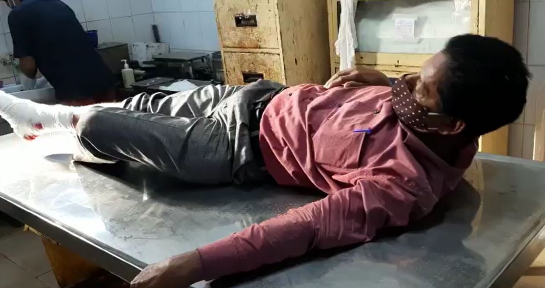ବସର କଣ୍ଡକ୍ଟର୍ ଚଳନ୍ତା ବସରୁ ଜଣେ ଯାତ୍ରୀଙ୍କୁ ତଳକୁ ଠେଲି ଦେଇଥିବା ଅଭିଯୋଗ ହୋଇଛି । ଫଳରେ ଯାତ୍ରୀଙ୍କ ଗୋଡ଼ ଉପରେ ବସ୍ ଚକ ଚଢ଼ିଯାଇଥିଲା ଓ ସେ ଗୁରୁତର ଆହତ ହୋଇଥିଲେ । ବସର କଣ୍ଡକ୍ଟର୍ ଚଳନ୍ତା ବସରୁ ଜଣେ ଯାତ୍ରୀଙ୍କୁ ତଳକୁ ଠେଲି ଦେଇଥିବା ଅଭିଯୋଗ ହୋଇଛି । ଫଳରେ ଯାତ୍ରୀଙ୍କ ଗୋଡ଼ ଉପରେ ବସ୍ ଚକ ଚଢ଼ିଯାଇଥିଲା ଓ ସେ ଗୁରୁତର ଆହତ ହୋଇଥିଲେ ।
