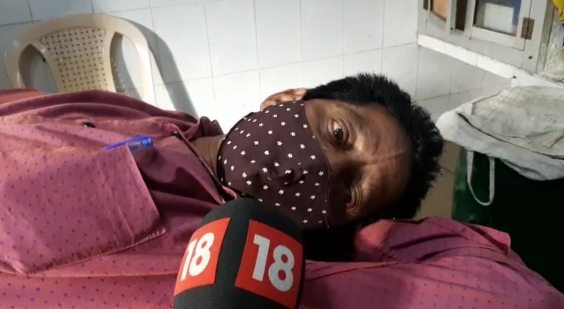 ‘‘ସେ (କଣ୍ଡକ୍ଟର୍) ମୋତେ ୫ ଟଙ୍କା ଫେରାଇଥିଲା । ବାକି ୫ ଟଙ୍କା ଫେରାଇବ ନାହିଁ ବୋଲି କହିଲା । ଏହାକୁ ନେଇ ଯୁକ୍ତତର୍କ ହେବାରୁ ସେ ଅଚାନକ ବସର ଦ୍ୱାର ଖୋଲି ମୋତେ ତଳକୁ ଠେଲିଦେଲା,’’ କହିଛନ୍ତି ନିର୍ମଳେନ୍ଦୁ ପରିଡ଼ା । ‘‘ସେ (କଣ୍ଡକ୍ଟର୍) ମୋତେ ୫ ଟଙ୍କା ଫେରାଇଥିଲା । ବାକି ୫ ଟଙ୍କା ଫେରାଇବ ନାହିଁ ବୋଲି କହିଲା । ଏହାକୁ ନେଇ ଯୁକ୍ତତର୍କ ହେବାରୁ ସେ ଅଚାନକ ବସର ଦ୍ୱାର ଖୋଲି ମୋତେ ତଳକୁ ଠେଲିଦେଲା,’’ କହିଛନ୍ତି ନିର୍ମଳେନ୍ଦୁ ପରିଡ଼ା ।