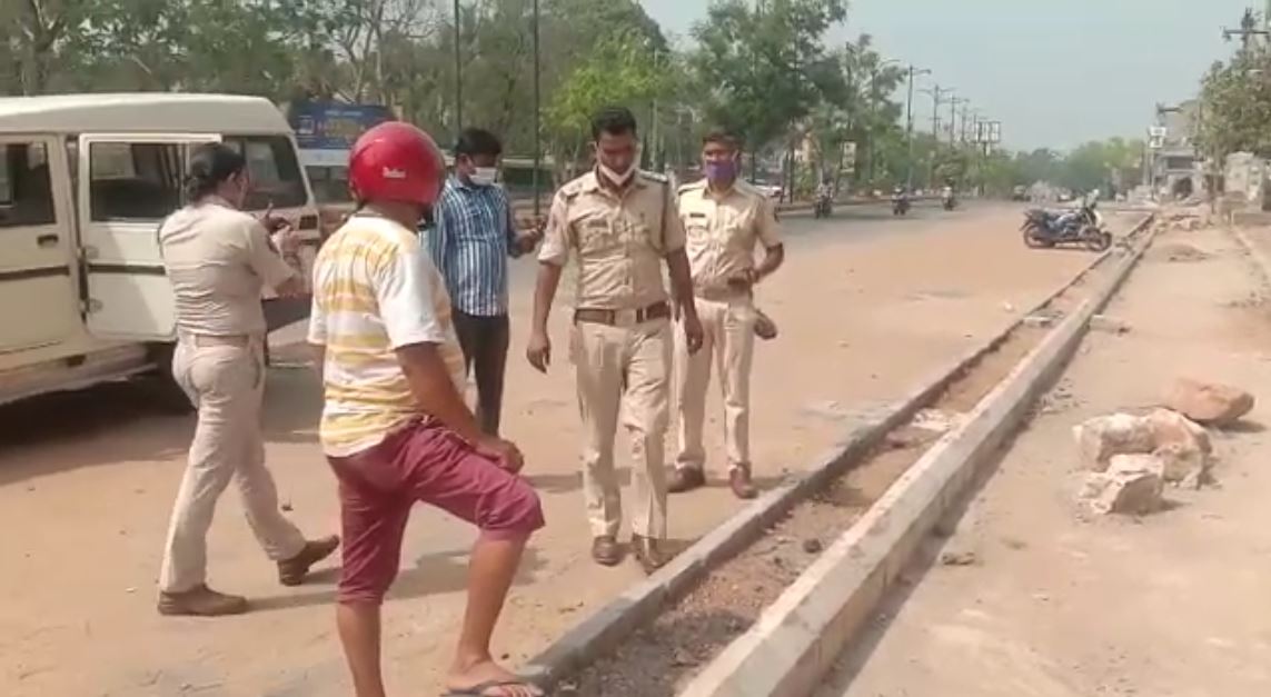 ପୋଲିସ ମହିଳାଙ୍କ ସହ କଥା ହୋଇ ଜାଣିବାକୁ ପାଇଥିଲା ଯେ ସେ ବ୍ଲେଡରେ ନିଜ ହାତ କାଟିଛନ୍ତି । ଏହାର କାରଣ ସମ୍ପର୍କରେ ସେ କହୁଥିବା କଥା ସ୍ପଷ୍ଟ ବୁଝି ହେଉ ନ ଥିବା କହିଛନ୍ତି ପୋଲିସ ଅଧିକାରୀମାନେ । ପୋଲିସ ମହିଳାଙ୍କ ସହ କଥା ହୋଇ ଜାଣିବାକୁ ପାଇଥିଲା ଯେ ସେ ବ୍ଲେଡରେ ନିଜ ହାତ କାଟିଛନ୍ତି । ଏହାର କାରଣ ସମ୍ପର୍କରେ ସେ କହୁଥିବା କଥା ସ୍ପଷ୍ଟ ବୁଝି ହେଉ ନ ଥିବା କହିଛନ୍ତି ପୋଲିସ ଅଧିକାରୀମାନେ ।