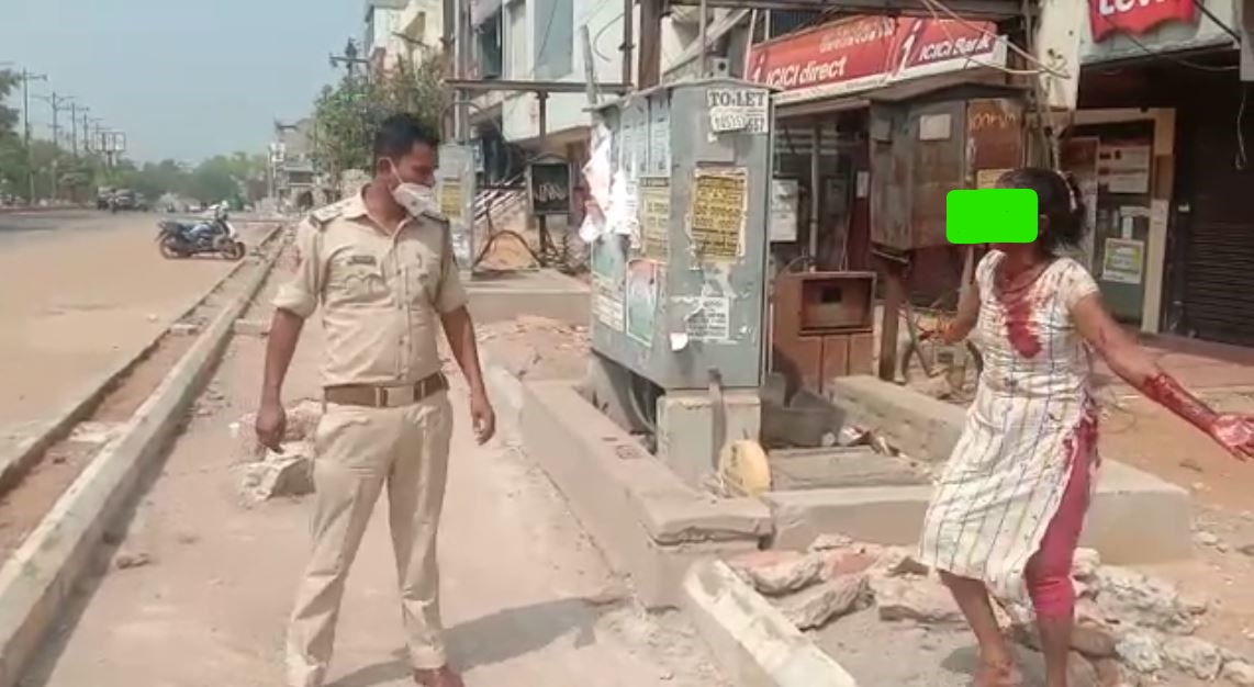 ମହିଳାଙ୍କୁ ବୁଝାଇ ସେଠାରୁ ନେଇ କ୍ୟାପିଟାଲ୍ ହସ୍ପିଟାଲରେ ଭର୍ତ୍ତି କରିଥିଲା ପୋଲିସ । ସେ ଏବେ ଚିକିତ୍ସାଧୀନ ଅଛନ୍ତି । ମହିଳାଙ୍କୁ ବୁଝାଇ ସେଠାରୁ ନେଇ କ୍ୟାପିଟାଲ୍ ହସ୍ପିଟାଲରେ ଭର୍ତ୍ତି କରିଥିଲା ପୋଲିସ । ସେ ଏବେ ଚିକିତ୍ସାଧୀନ ଅଛନ୍ତି ।
