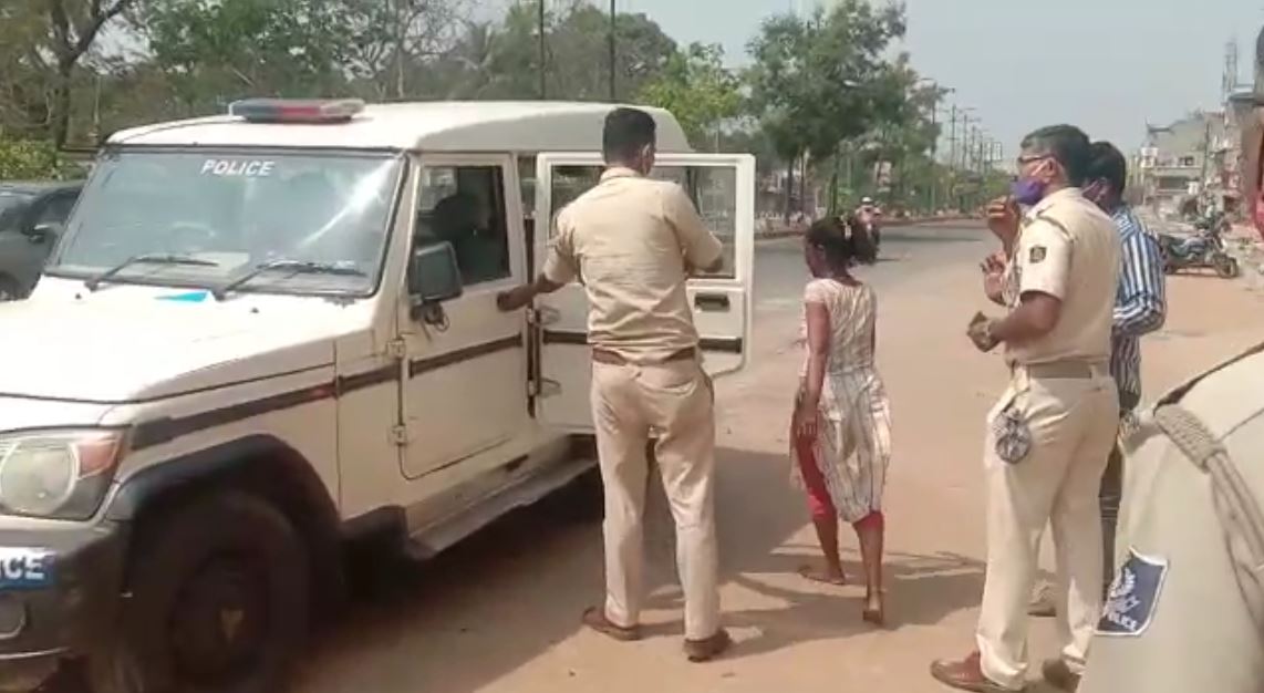 ମହିଳାଙ୍କ ଘର ଢେଙ୍କାନାଳ ଜିଲ୍ଲାରେ ବୋଲି ପୋଲିସ ଜାଣିବାକୁ ପାଇଛି । ତାଙ୍କ ମାନସିକ ଅବସ୍ଥା ଭଲ ନ ଥିବା କହିଛନ୍ତି ଖାରବେଳନଗର ଥାନା ଅଧିକାରୀ । ଚିକିତ୍ସା ସରିବା ପରେ ଏଭଳି କାଣ୍ଡ ଭିଆଇବା ପଛର କାରଣ ଖୋଜିବ ବୋଲି କହିଛି ପୋଲିସ । ମହିଳାଙ୍କ ଘର ଢେଙ୍କାନାଳ ଜିଲ୍ଲାରେ ବୋଲି ପୋଲିସ ଜାଣିବାକୁ ପାଇଛି । ତାଙ୍କ ମାନସିକ ଅବସ୍ଥା ଭଲ ନ ଥିବା କହିଛନ୍ତି ଖାରବେଳନଗର ଥାନା ଅଧିକାରୀ । ଚିକିତ୍ସା ସରିବା ପରେ ଏଭଳି କାଣ୍ଡ ଭିଆଇବା ପଛର କାରଣ ଖୋଜିବ ବୋଲି କହିଛି ପୋଲିସ ।