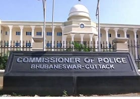 news18 - ଭୁବନେଶ୍ୱରରେ ଅଜବ କଥା: ଘର ପାଖରେ ଥାନା, ହେଲେ FIR ପାଇଁ ଯିବାକୁ ପଡୁଛି ୨୨ କିମି!