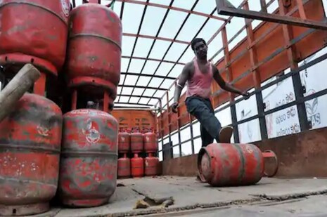 ରନ୍ଧନ ଗ୍ୟାସ୍ (LPG Cylinder) ଶସ୍ତା ହେଲା; ନୂଆ ଦର ଆଜି ଠାରୁ ଲାଗୁ ହେଉଛି