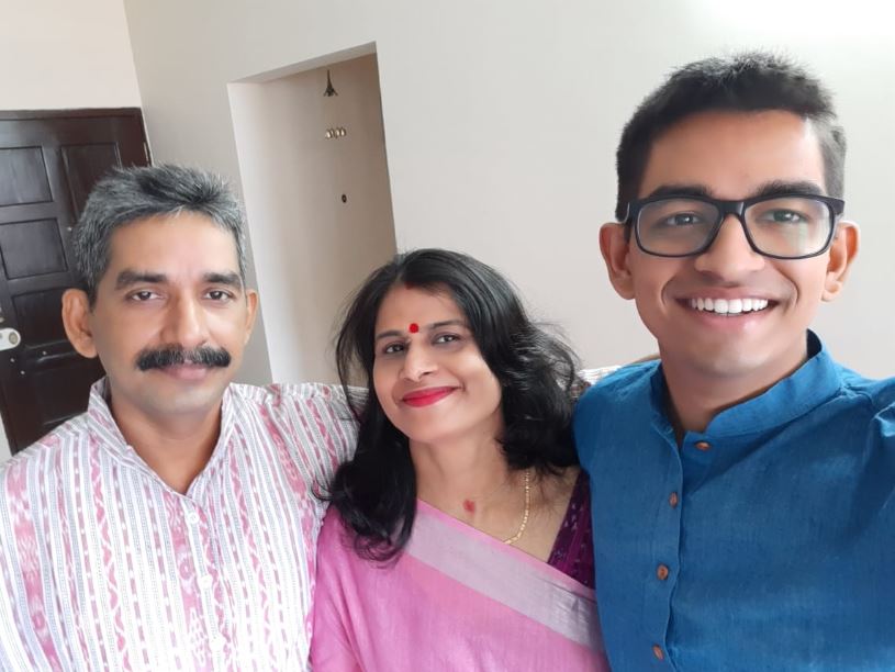 ରୋନିତଙ୍କ ବାପା ରଶ୍ମିରଞ୍ଜନ ନାୟକ ଗୋଆ ସ୍ଥିତ ନୌସେନା ବିମାନ ବନ୍ଦର ଆଇ.ଏନ୍.ଏସ୍. ହଂସରେ ମାଷ୍ଟର ଚିଫ ଅଫିସର ଭାବେ କାର୍ଯ୍ୟରତ । ରୋନିତଙ୍କ ବାପା ରଶ୍ମିରଞ୍ଜନ ନାୟକ ଗୋଆ ସ୍ଥିତ ନୌସେନା ବିମାନ ବନ୍ଦର ଆଇ.ଏନ୍.ଏସ୍. ହଂସରେ ମାଷ୍ଟର ଚିଫ ଅଫିସର ଭାବେ କାର୍ଯ୍ୟରତ ।