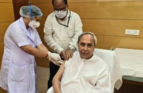 ବରିଷ୍ଠଙ୍କ ଟିକାକରଣ ଆରମ୍ଭ ହେଲା: CM ନବୀନ ବି ନେଲେ କରୋନା ଟିକା; ନର୍ସଙ୍କୁ କହିଲେ ‘ଥ୍ୟାଙ୍କ୍ ୟୁ’