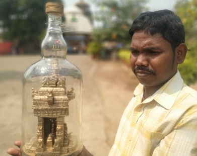 କାଚ ବୋତଲରେ ଶିବାଳୟ! ୧୨ ଇଞ୍ଚ୍ ଲମ୍ବା ଓ ୮ ଇଞ୍ଚ୍ ଚଉଡ଼ା ମନ୍ଦିର ବନେଇଲେ ଜଟଣିର ଈଶ୍ୱର ରାଓ