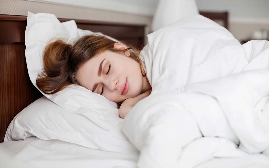  ସେ ଆହୁରି କହିଛନ୍ତି, ‘‘ହେଲେ ଗ୍ରାଫରେ ଏ କଥା ବି ସାମନାକୁ ଆସିଛି ଯେ ମୃତ୍ୟୁକୁ ଆମନ୍ତ୍ରିତ କରୁଥିବା ହାର୍ଟ୍ ଆଟାକ୍ ଓ ଷ୍ଟ୍ରୋକ୍କର ବିପଦ ସବୁଠାରୁ ବେଶୀ ସେହି ଲୋକଙ୍କ ମଧ୍ୟରେ ଦେଖାଯାଇଛି ଯେଉଁମାନେ ସନ୍ଧ୍ୟା ସମୟରେ ବା ସନ୍ଧ୍ୟା ୭ଟା ପାଖାପାଖି ଶୋଇବାକୁ ଯାଉଛନ୍ତି ।’’ (ସବୁ ଫଟୋ ପ୍ରତୀକାତ୍ମକ)