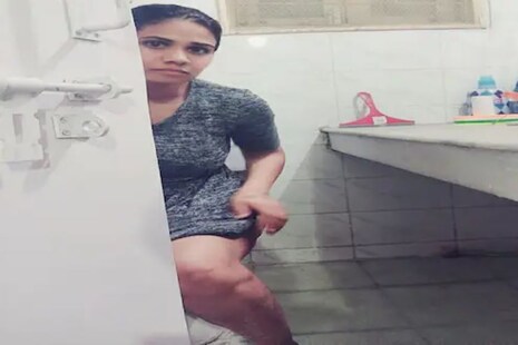 Bathroom Pic: ଏହି ଯୁବତୀ ଫେସ୍ବୁକ୍ରେ ଟୟଲେଟ୍ରେ ଥିବା ବେଳର ଫଟୋ କାହିଁକି ପୋଷ୍ଟ୍ କଲେ?