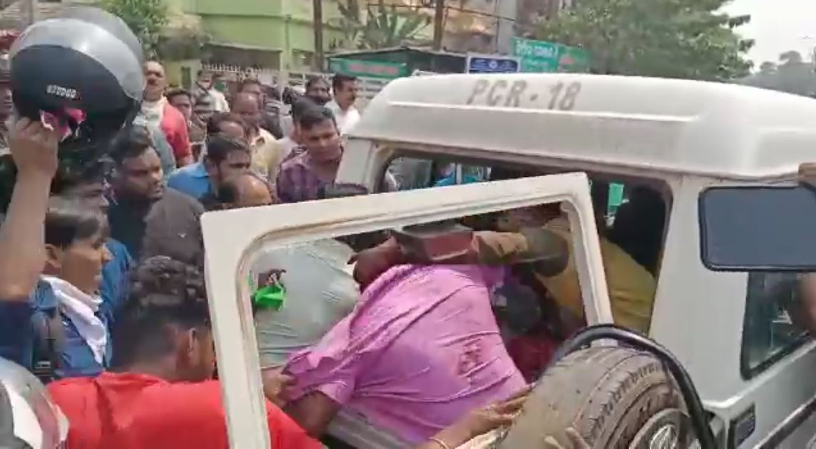 ଅନେକ ଲୋକ ମିଶି ଦୁଇ ହତ୍ୟାକାରୀ ସାଗର ପୃଷ୍ଟି ଓ ସୁଧୀର ପୃଷ୍ଟିକୁ ପୋଲିସ ଗାଡ଼ିରୁ ବାହାର କରି ଗୋଇଠା ଓ ବିଧା ସହ ବାଡ଼ିରେ ବି ପଟିଥିଲେ । ଅନେକ ଲୋକ ମିଶି ଦୁଇ ହତ୍ୟାକାରୀ ସାଗର ପୃଷ୍ଟି ଓ ସୁଧୀର ପୃଷ୍ଟିକୁ ପୋଲିସ ଗାଡ଼ିରୁ ବାହାର କରି ଗୋଇଠା ଓ ବିଧା ସହ ବାଡ଼ିରେ ବି ପଟିଥିଲେ ।