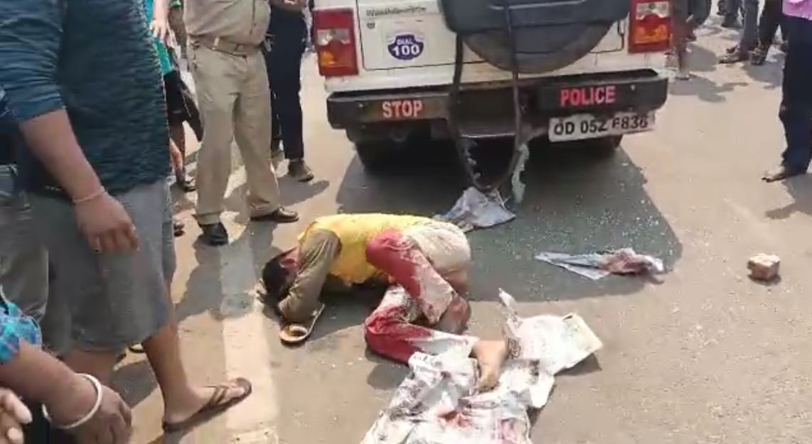 ଶେଷରେ ପୋଲିସ ଦୁଇ ହତ୍ୟାକାରୀଙ୍କୁ ଉତ୍ୟକ୍ତ ସ୍ଥାନୀୟ ଲୋକଙ୍କ କବଳରୁ ମୁକୁଳାଇ ଗାଡ଼ିରେ ପୂରାଇ ନେବାରେ ସଫଳ ହୋଇଥିଲା । ଶେଷରେ ପୋଲିସ ଦୁଇ ହତ୍ୟାକାରୀଙ୍କୁ ଉତ୍ୟକ୍ତ ସ୍ଥାନୀୟ ଲୋକଙ୍କ କବଳରୁ ମୁକୁଳାଇ ଗାଡ଼ିରେ ପୂରାଇ ନେବାରେ ସଫଳ ହୋଇଥିଲା ।