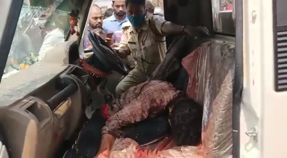 ନିଜ ପିକ୍-ଅପ୍ ଭ୍ୟାନ୍ ଭିତରେ ଷ୍ଟିଅରିଂ ହ୍ୱିଲ୍ ନିକଟରେ ହିଁ ଦୁର୍ବୃତ୍ତଙ୍କ ଆକ୍ରମଣରେ ଯୁବକଙ୍କ ପ୍ରାଣ ଯାଇଥିଲା । ତାଙ୍କ ବେକ ଓ ପିଠିକୁ ଭୁଜାଲି ଓ ଫାର୍ସାରେ ହାଣି ହତ୍ୟା କରିଥିଲେ ଦୁର୍ବୃତ୍ତ । ମୃତ ଯୁବକ ସାଲିଆସାହି ବାନିନ୍ଦା ଟୁକୁନା ଦାସ ବୋଲି ଜଣାପଡ଼ିଛି । ନିଜ ପିକ୍-ଅପ୍ ଭ୍ୟାନ୍ ଭିତରେ ଷ୍ଟିଅରିଂ ହ୍ୱିଲ୍ ନିକଟରେ ହିଁ ଦୁର୍ବୃତ୍ତଙ୍କ ଆକ୍ରମଣରେ ଯୁବକଙ୍କ ପ୍ରାଣ ଯାଇଥିଲା । ତାଙ୍କ ବେକ ଓ ପିଠିକୁ ଭୁଜାଲି ଓ ଫାର୍ସାରେ ହାଣି ହତ୍ୟା କରିଥିଲେ ଦୁର୍ବୃତ୍ତ । ମୃତ ଯୁବକ ସାଲିଆସାହି ବାନିନ୍ଦା ଟୁକୁନା ଦାସ ବୋଲି ଜଣାପଡ଼ିଛି ।