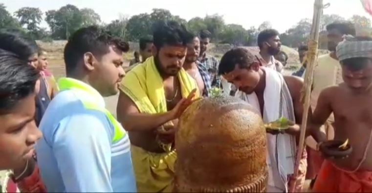 ଇନଟାକ୍ ଭୁବନେଶ୍ବରର ଗବେଷକ ଦୀପକ କୁମାର ନାୟକଙ୍କ ଅନୁସାରେ ଏହି ଶିବଲିଙ୍ଗ ବାସ୍ତବରେ ସହସ୍ର ଲିଙ୍ଗ । ସେଥିରେ ଅନେକ ଛୋଟ ଛୋଟ ଶିବ ଲିଙ୍ଗ ଖୋଦିତ ହୋଇଛି । ଗଣିଲେ ଏହା ଏକ ହଜାର କୋଡ଼ିଏଟି ଶିବ ଲିଙ୍ଗ ହେବ ବୋଲି ସେ କହିଛନ୍ତି । ଇନଟାକ୍ ଭୁବନେଶ୍ବରର ଗବେଷକ ଦୀପକ କୁମାର ନାୟକଙ୍କ ଅନୁସାରେ ଏହି ଶିବଲିଙ୍ଗ ବାସ୍ତବରେ ସହସ୍ର ଲିଙ୍ଗ । ସେଥିରେ ଅନେକ ଛୋଟ ଛୋଟ ଶିବ ଲିଙ୍ଗ ଖୋଦିତ ହୋଇଛି । ଗଣିଲେ ଏହା ଏକ ହଜାର କୋଡ଼ିଏଟି ଶିବ ଲିଙ୍ଗ ହେବ ବୋଲି ସେ କହିଛନ୍ତି ।