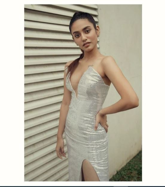  ଫଟୋରେ ପ୍ରିୟା ବହୁତ ବୋଲ୍ଡ ଦେଖାଯାଉଛନ୍ତି । (ଫଟୋ- ଇନଷ୍ଟାଗ୍ରାମ / ପ୍ରିୟା ପ୍ରକାଶ ୱାରିଅର୍)<br />