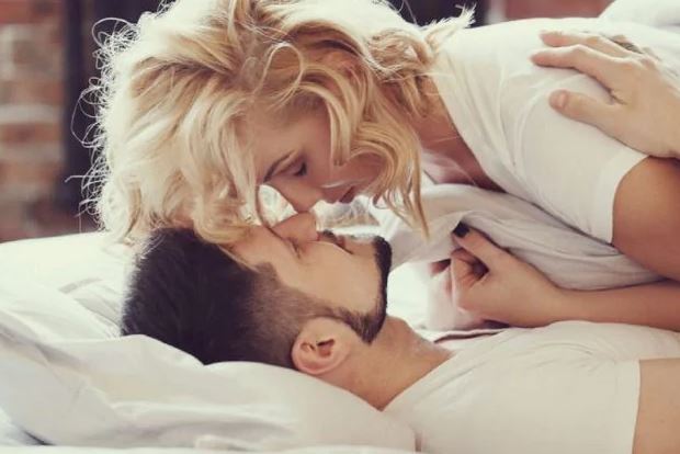  ଟେଷ୍ଟୋଷ୍ଟେରନ୍ (Testosterone) ହେଉଛି ପୁରୁଷଙ୍କ ଶରୀରରେ ମିଳୁଥିବା ମୁଖ୍ୟ ଯୌନ ହରମୋନ୍ (sex hormone) । ଏହା ପୁରୁଷମାନଙ୍କ ମଧ୍ୟରେ ସେକ୍ସ ଡ୍ରାଇଭ୍ ବୃଦ୍ଧି କରାଏ । ପୁରୁଷମାନଙ୍କ ଶରୀରରେ ଟେଷ୍ଟୋଷ୍ଟେରନ୍ ସ୍ତର କମିଗଲେ ଅତ୍ୟଧିକ ଥକ୍କା, କେଶ ଝଡ଼ିବା, ସେକ୍ସ ଇଚ୍ଛା କମିଯିବା, ମୁଡ୍ ସୁଇଙ୍ଗ୍ ହେବା ଓ ମାଂସପେଶୀ ହ୍ରାସ ହେବା ଭଳି ସମସ୍ୟା ଜାତ ହୁଏ ।