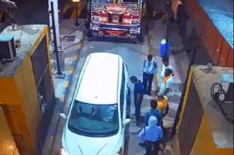 Viral Video: ଟୋଲ୍ ନ ଦେଇ ଚାଲି ଯାଉଥିଲେ ଜଜ୍ ସାର୍; ମ୍ୟାନେଜର ପଢ଼ାଇଲେ ଆଇନର ପାଠ