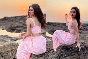 ଗୋଲାପୀ ଡ୍ରେସ‌ରେ ସୂର୍ଯ୍ୟୋଦୟ ଦେଖିଲେ ମୌନି ରାୟ; ଫ୍ୟାନମାନେ ନଜର ହଟାଇପାରୁ ନାହାନ୍ତି