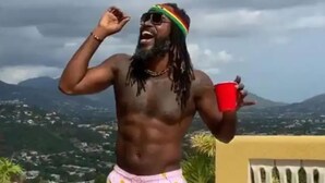 news18 - IPL 2021: କ୍ୱାରେଣ୍ଟାଇନ୍ ସରିବାରୁ କ୍ରିସ ଗେଲ ଜବରଦସ୍ତ ଡ୍ୟାନ୍ସ କଲେ; VIDEO ଭାଇରାଲ