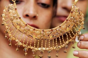 news18 - Gold: ସୁନାର ଦାମ୍ ଅଳ୍ପ ବଢ଼ିଲା, ରୂପା ଉଞ୍ଚା ହେଲା; ବେଶୀ ଦିନ ରହିବନି ଏହି ସ୍ଥିତି