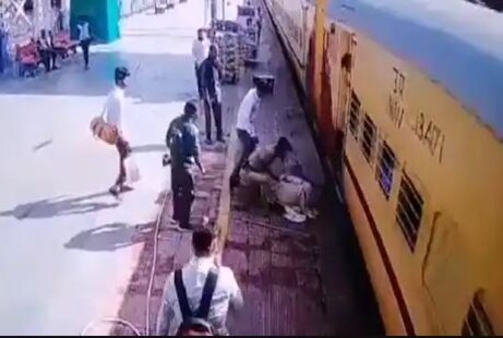 ଚଳନ୍ତା ଟ୍ରେନରୁ ଖସିପଡିଥିବା ବୃଦ୍ଧଙ୍କ ଜୀବନ ବଞ୍ଚାଇଲା ପୋଲିସ୍; ପୀୟୁଷ ଗୋୟଲ କହିଲେ- ଆମେ ଗର୍ବିତ, ଦେଖନ୍ତୁ Video