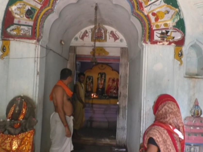  ସେତେବେଳେ ରାଜା ଗୋବିନ୍ଦ ଭଞ୍ଜ ପ୍ରତି ଦିନ ଘୋଡ଼ା ଚଢି଼ ରାଜ ଉଆସରୁ ରଘୁନାଥ ଜୀଉଙ୍କ ଦର୍ଶନ ପାଇଁ ବୀରଗୋବିନ୍ଦପୁର ଆସୁଥିଲେ ।