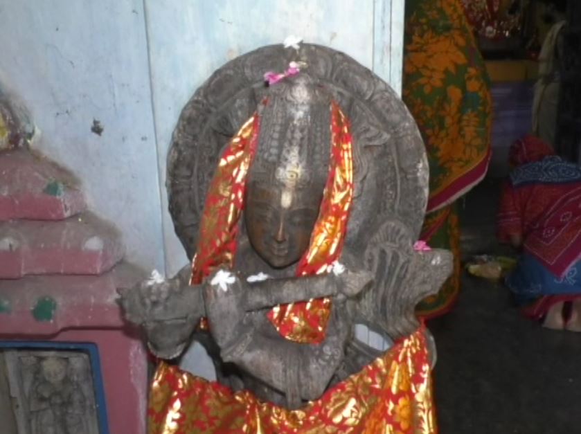  ମୁଖ୍ୟ ମନ୍ଦିରର ଗୋଟିଏ ପାର୍ଶ୍ବରେ ରାମେଶ୍ବର ମହାଦେବ ଓ ଅନ୍ୟ ପାର୍ଶ୍ବରେ ରହିଛି ଏକ ଜଗନ୍ନାଥଙ୍କ ମନ୍ଦିର ।