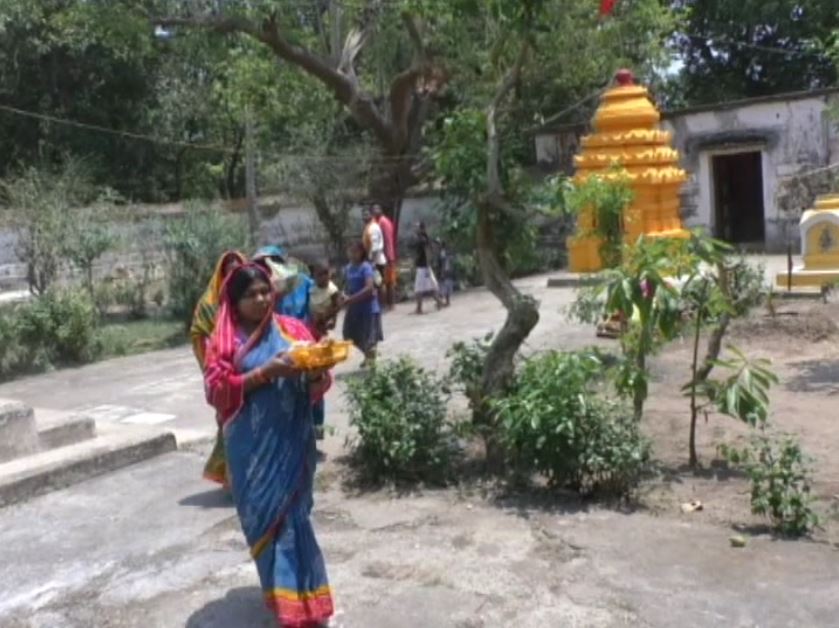  ସାତ ଦିନ ଧରି ପାଳିତ ହେଉଥିବା ରାମ ନବମୀ ଆଦିବାସୀ ନୃତ୍ୟ, ପାଲା, ଭଜନ ଓ କୀର୍ତ୍ତନ ଆଦିରେ ଅଞ୍ଚଳ ମୁଖରିତ ହୋଇ ଉଠୁଥିଲା ।