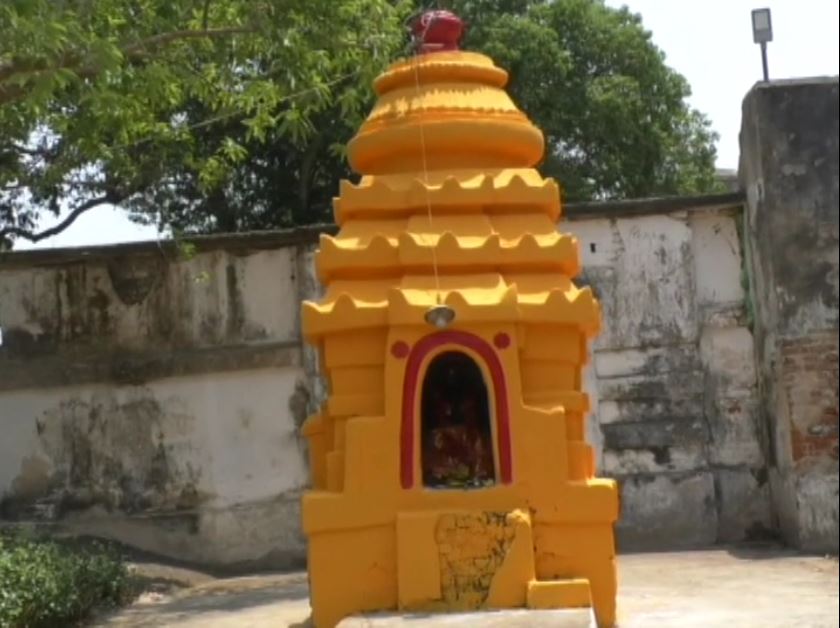  ମନ୍ଦିରର ସବୁ ରୀତିନୀତି ବହୁ ଜାକଜମକରେ ଅନୁଷ୍ଠିତ ହେଉଥିଲା । ହେଲେ ଏବେ ତା’ର କାଣିଚାଏ ମଧ୍ୟ ନାହିଁ ।