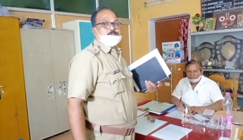 ଥାନାରେ ହୋଇଥିବା ଅଭିଯୋଗ ଅନୁଯାୟୀ ପୂର୍ବ ଗଣ୍ଡଗୋଳର ପ୍ରତିଶୋଧ ନେବା ପାଇଁ ନବମ ଶ୍ରେଣୀର ଦୁଇ ଜଣ ଛାତ୍ର ଅନ୍ୟ ଜଣେ ଛାତ୍ରଙ୍କୁ ସ୍କୁଲ ଫାଟକ ଯାଏ ଘୋଷାରି ଘୋଷାରି ଆଣିଥିଲେ । ତାଙ୍କୁ ତଳେ ପକାଇ ତାଙ୍କ ବାମ ହାତକୁ ପେନସିଲ୍ କଟା ଛୁରୀରେ ବାରମ୍ବାର ଆଘାତ କରିଥିଲେ । ଥାନାରେ ହୋଇଥିବା ଅଭିଯୋଗ ଅନୁଯାୟୀ ପୂର୍ବ ଗଣ୍ଡଗୋଳର ପ୍ରତିଶୋଧ ନେବା ପାଇଁ ନବମ ଶ୍ରେଣୀର ଦୁଇ ଜଣ ଛାତ୍ର ଅନ୍ୟ ଜଣେ ଛାତ୍ରଙ୍କୁ ସ୍କୁଲ ଫାଟକ ଯାଏ ଘୋଷାରି ଘୋଷାରି ଆଣିଥିଲେ । ତାଙ୍କୁ ତଳେ ପକାଇ ତାଙ୍କ ବାମ ହାତକୁ ପେନସିଲ୍ କଟା ଛୁରୀରେ ବାରମ୍ବାର ଆଘାତ କରିଥିଲେ ।