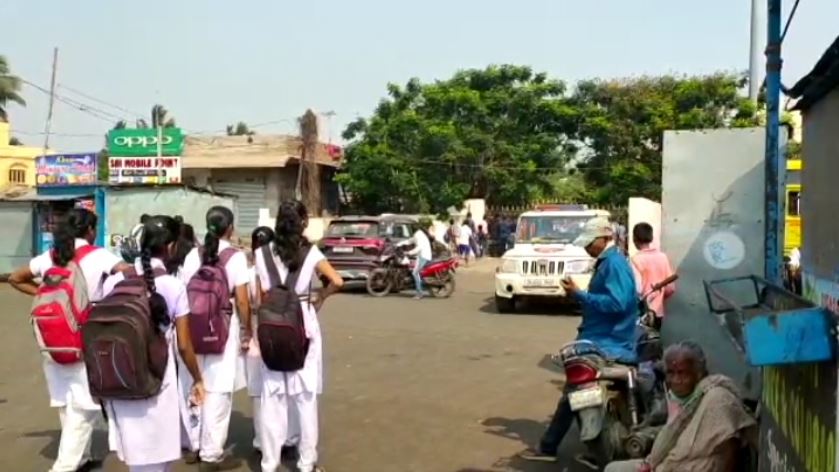 ଭୋଳାନାଥ ବିଦ୍ୟାପୀଠରେ ଜଣେ ଛାତ୍ରଙ୍କୁ ମାଡ଼ି ବସି ଅନ୍ୟ ଦୁଇ ଜଣ ଛାତ୍ର ଛୁରା ମାଡ଼ କରୁଥିବା ଦେଖାଯାଇଥିଲା । ଏହି ଦୃଶ୍ୟ ଦେଖି ଆଖ ପାଖରେ ଥିବା ଲୋକେ ଚକିତ ହୋଇଯାଇଥିଲେ । ଭୋଳାନାଥ ବିଦ୍ୟାପୀଠରେ ଜଣେ ଛାତ୍ରଙ୍କୁ ମାଡ଼ି ବସି ଅନ୍ୟ ଦୁଇ ଜଣ ଛାତ୍ର ଛୁରା ମାଡ଼ କରୁଥିବା ଦେଖାଯାଇଥିଲା । ଏହି ଦୃଶ୍ୟ ଦେଖି ଆଖ ପାଖରେ ଥିବା ଲୋକେ ଚକିତ ହୋଇଯାଇଥିଲେ ।
