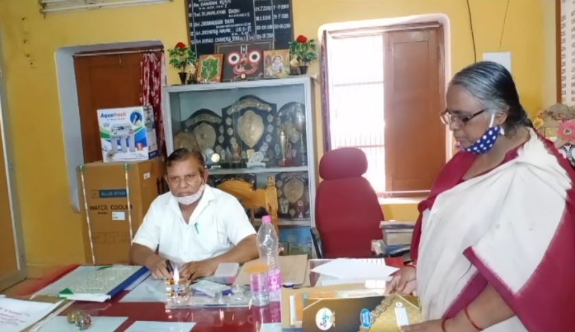 ସ୍କୁଲ କ୍ୟାମ୍ପସରେ ପିଲାଙ୍କ ଭିତରେ ଛୁରା ମାଡ଼ ପରି ଅତି ସାଙ୍ଘାତିକ ଘଟଣା ବିଷୟରେ ପୁରୀ ବି.ଇ.ଓ. ଶରତ ମିଶ୍ର କହିଛନ୍ତି ଯେ ସେ ଏହି ଘଟଣା ବିଷୟରେ ତଥ୍ୟ ମାଗିଛନ୍ତି । ହେଲେ ଘଟଣା ସ୍କୁଲ୍ ହତା ବାହାରେ ହୋଇଛି ବୋଲି ସେ କହିଛନ୍ତି । ସ୍କୁଲ କ୍ୟାମ୍ପସରେ ପିଲାଙ୍କ ଭିତରେ ଛୁରା ମାଡ଼ ପରି ଅତି ସାଙ୍ଘାତିକ ଘଟଣା ବିଷୟରେ ପୁରୀ ବି.ଇ.ଓ. ଶରତ ମିଶ୍ର କହିଛନ୍ତି ଯେ ସେ ଏହି ଘଟଣା ବିଷୟରେ ତଥ୍ୟ ମାଗିଛନ୍ତି । ହେଲେ ଘଟଣା ସ୍କୁଲ୍ ହତା ବାହାରେ ହୋଇଛି ବୋଲି ସେ କହିଛନ୍ତି ।