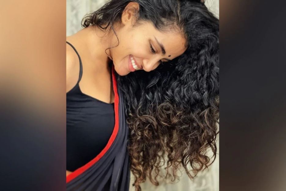  ନିକଟରେ ଅନୁପମା ପରମେଶ୍ୱରନ୍ (Anupama Parameswaran) ନିଜର କିଛି ଗ୍ଲାମରସ୍ ଫଟୋ (Anupama Parameswaran Photos) ସୋସିଆଲ ମିଡ଼ିଆରେ ପୋଷ୍ଟ କରିଛନ୍ତି । ଯେଉଁଥିରେ ସେ ଏକ ବ୍ଲାକ ଶାଢୀ ଓ ବ୍ଲାକ ବ୍ଲାଉଜରେ ନଜର ଆସୁଛନ୍ତି । ଅଭିନେତ୍ରୀଙ୍କ ଏହି ଫଟୋ ସୋସିଆଲ ମିଡିଆରେ ହଙ୍ଗାମା ସୃଷ୍ଟି କରୁଛି ।<br />