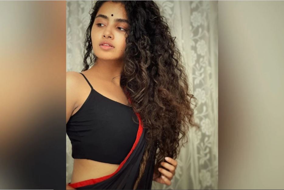  ଅନୁପମା ଏହି ଫଟୋଗୁଡ଼ିକୁ ଏକାଠି ସେୟାର କରିନାହାଁନ୍ତି ବରଂ ପୃଥକ ଭାବରେ ସେୟାର କରିଛନ୍ତି ଓ ତାଙ୍କର ପ୍ରତ୍ୟେକ ଫଟୋକୁ ଲକ୍ଷ ଲକ୍ଷ ଲୋକ ପସନ୍ଦ କରିଛନ୍ତି ।<br />