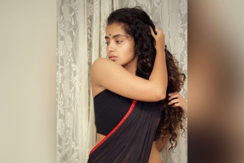  ଏହି ଫଟୋଗୁଡ଼ିକ ମଧ୍ୟରୁ ଗୋଟିଏରେ ସେ କ୍ୟାପସନରେ ଲେଖିଛନ୍ତି - ମୁଁ ଭାବନାରେ ହଜିଯାଇଛି, ତେଣୁ ଦୟାକରି ଦୂରରେ ରୁହନ୍ତୁ । ଅବଶିଷ୍ଟ ଉଭୟ ଫଟୋରେ ଅନୁପମା ମଜାଳିଆ କ୍ୟାପ୍ସନ୍ ଲେଖି ପ୍ରଶଂସକଙ୍କୁ ମନୋରଞ୍ଜନ କରିଛନ୍ତି ।<br />