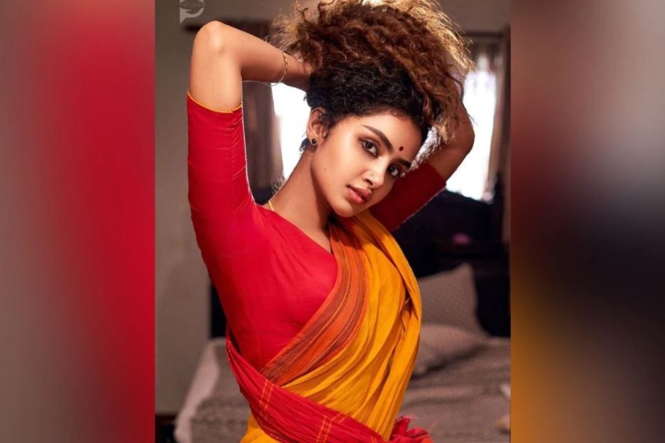  ଏହା ପ୍ରଥମ ଥର ନୁହେଁ ଯେତେବେଳେ ଅଭିନେତ୍ରୀ ନିଜ ଶାଢ଼ୀରେ ଫଟୋ (Anupama Parameswaran Saree Photos) ପୋଷ୍ଟ କରିଛନ୍ତି । ତାଙ୍କ ସୋସିଆଲ ମିଡିଆ ଆକାଉଣ୍ଟରେ ଅନେକ ଶାଢ଼ୀ ଫଟୋ ଅଛି ଯାହାକୁ ପ୍ରଶଂସକମାନେ ବହୁତ ପସନ୍ଦ କରନ୍ତି ।<br />