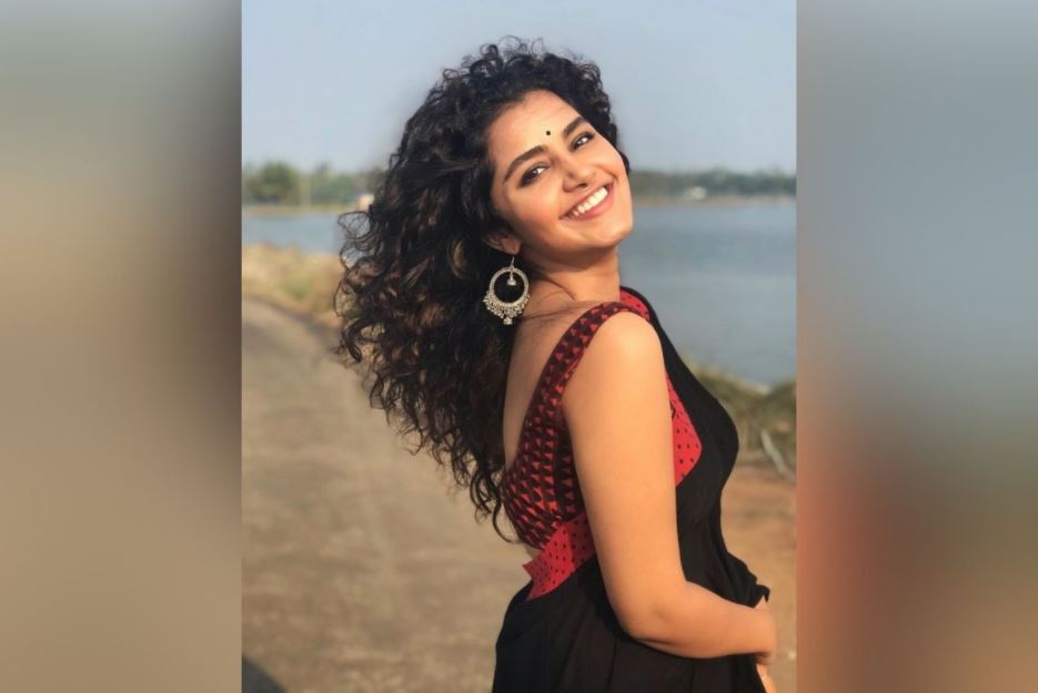  ଏହାପୂର୍ବରୁ ଜସପ୍ରୀତ ବୁମ୍ରାଙ୍କ (Jasprit Bumrah) ସହ ବିବାହକୁ ନେଇ ପ୍ରେମମ ଅଭିନେତ୍ରୀ ଅନୁପମା ପରମେଶ୍ୱରନଙ୍କ ନାମ ଚର୍ଚ୍ଚା ହୋଇଥିଲା । ତେବେ କ୍ରିକେଟର ବୁମ୍ରା ସଞ୍ଜନା ଗଣେଶଙ୍କ ସହ ବିବାହ କରିଥିବାରୁ ବର୍ତ୍ତମାନ ଏହି ଖବରରେ ବିରାମ ଲାଗିଛି । ସେହି ସମୟରେ ଅନୁପମା ନିଜ ସୋସିଆଲ ଆକାଉଣ୍ଟରେ ଏକ ଭିଡିଓ ସେୟାର କରିଥିଲେ । ଯେଉଁଥିରେ ସେ ଏକ ଦୁଃଖଭରା ଗୀତ ଗାଉଥିବାର ଦେଖିବାକୁ ମିଳିଥିଲା । ଅନୁପମା ଏହି ଗୀତକୁ ମାଲାୟାଲମ୍ ଭାଷାରେ ଗାଉଥିଲେ ଓ ଏହାର ଗୀତଗୁଡ଼ିକ ହେଉଛି ଚଲାନମ୍ ଚଲାନମ୍ । ଏପରିକି ସେତେବେଳେ ଲୋକମାନେ ଅନୁମାନ କରିଥିଲେ ଯେ ବୁମ୍ରାଙ୍କ ବିବାହରେ ସେ ଦୁଃଖିତ । ତେଣୁ ସେମାନେ ଦୁଃଖ ଗୀତ ଗାଉଛନ୍ତି ।<br />