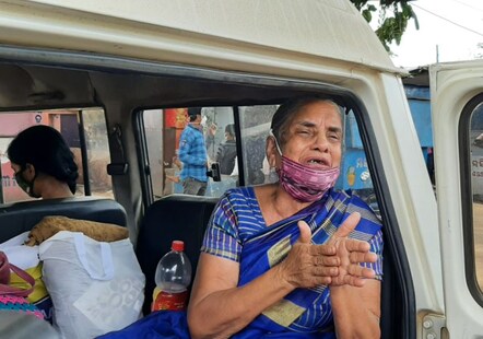 ‘ପୁଅ ଆଧାର କାର୍ଡ଼ ଦେଉନି; ଟିକା ନେବି କେମିତି?’ ଭୁବନେଶ୍ୱରରେ ଥାନାକୁ ଆସି କହିଲେ ବୃଦ୍ଧା