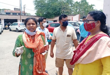 ସୁନ୍ଦରଗଡ଼ରେ ମା’ ଛେଉଣ୍ଡ ଝିଅର କ୍ଷୋଭ: ‘ମୋ ମାଆର ମୃତ ଦେହକୁ ଫେରାଇ ଦେଇଥାନ୍ତେ ହେଲେ’